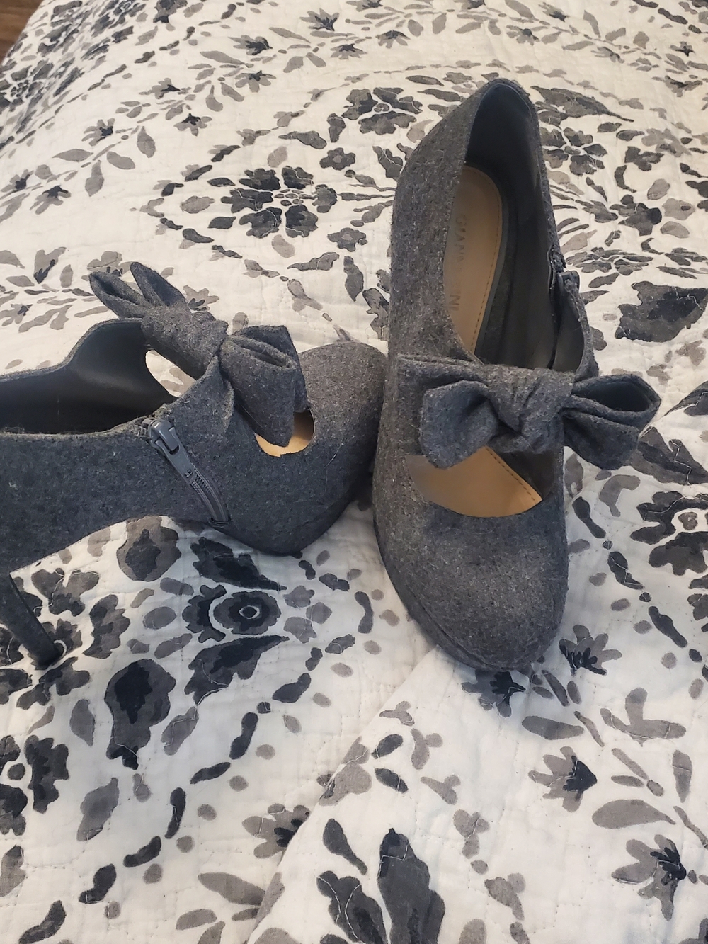 Gianni Bini Ariellah platform heels in "Smoke Grey".